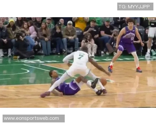 布朗遭遇滑铲未判犯规主裁解释两人滑倒导致未吹哨