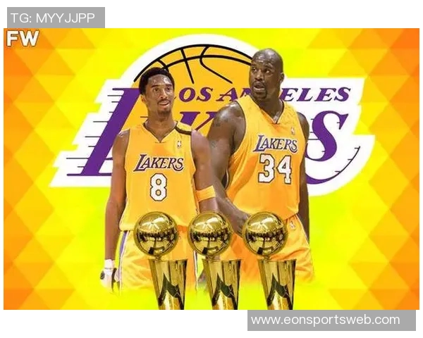 谢里夫奥尼尔特意前来致敬科比叔叔与雕像合影留念 谢里夫奥尼尔特意前来致敬科比叔叔与雕像合影留念