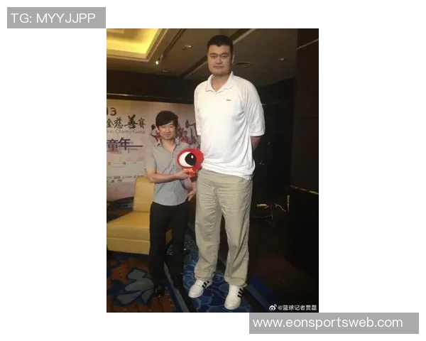姚明与篮网新秀杰明同框合影引发热议谁能在巨人面前不变矮人